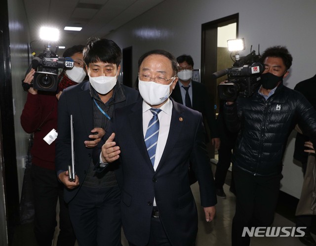 [서울=뉴시스] 전진환 기자 = 홍남기 경제부총리 겸 기획재정부 장관이 3일 오후 서울 여의도 국회에서 열린 기획재정위원회 전체회의를 마친 후 회의장을 나서고 있다. 홍 부총리는 주식 양도소득세 부과 대주주 요건 강화를 둘러싼 논란에 대한 책임을 지고 사의를 표명했다고 밝혔다. (공동취재사진) 2020.11.03. photo@newsis.com