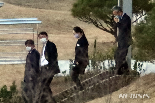 [진천=뉴시스] 고승민 기자 = 윤석열 검찰총장이 신임 부장검사 대상 강연과 만찬을 위해 3일 충북 진천 법무연수원을 방문, 강연을 마치고 만찬을 위해 식당으로 이동하고 있다. 2020.11.03. kkssmm99@newsis.com