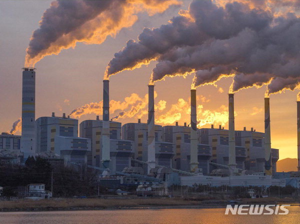 [세종=뉴시스]정부는 25일 '겨울철 전력 수급 및 석탄발전 감축 대책'을 확정했다고 밝혔다. 이를 통해 올겨울 최대 16기의 석탄발전기가 가동 정지된다. 사진은 하동화력발전소. (사진=뉴시스DB)