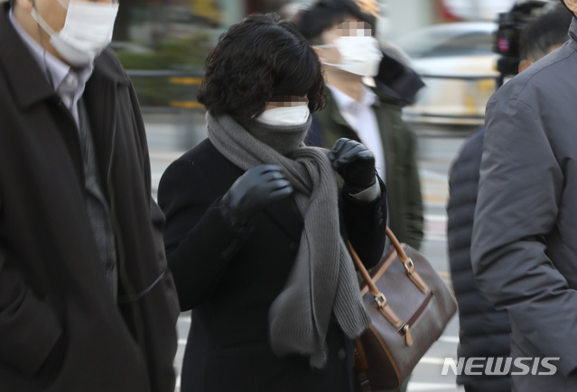 [서울=뉴시스] 최진석 기자 = 서울 최저기온이 영하 1도까지 떨어진 지난 4일 서울 광화문 네거리에서 시민들이 출근길 발걸음을 재촉하고 있다. 2020.11.04. myjs@newsis.com