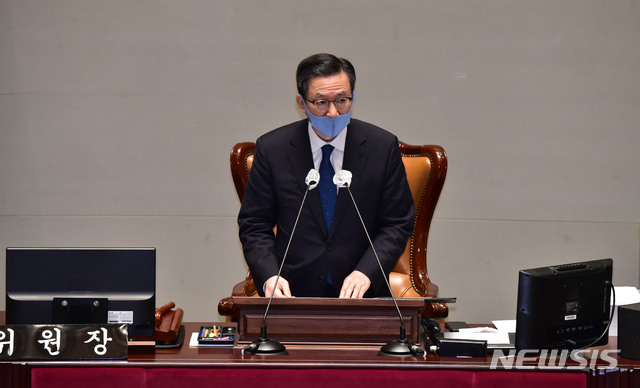 [서울=뉴시스] 김진아 기자 = 정성호 국회 예결위원장이 4일 서울 여의도 국회에서 열린 2021년도 정부 예산안 관련 예산결산특별위원회 전체회의를 주재하고 있다. (공동취재사진) 2020.11.04. photo@newsis.com