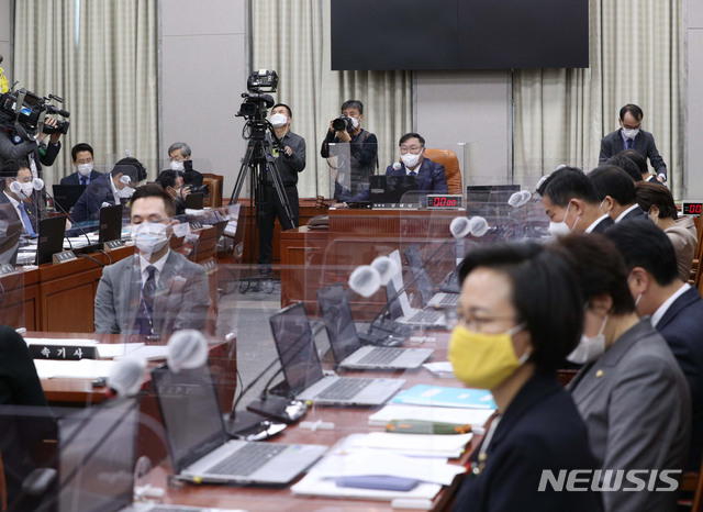 [서울=뉴시스] 김진아 기자 = 김태년 위원장이 4일 오전 서울 여의도 국회에서 열린 국회운영위원회의 청와대 대통령비서실·국가안보실·대통령경호처에 대한 국정감사에서 의사봉을 두드리고 있다. (공동취재사진) 2020.11.04. photo@newsis.com