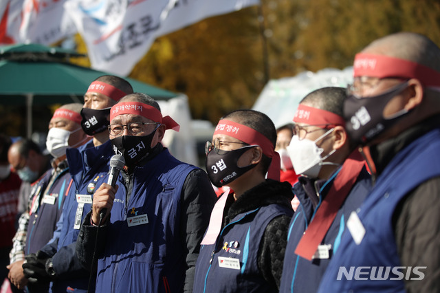 [서울=뉴시스] 박미소 기자 = 김재하(왼쪽 세번째) 전국민주노동조합총연맹 비상대책위원장이 4일 오전 서울 영등포구 여의도 국회의사당 앞에서 열린 '노동개악 저지! 전태일 3법 쟁취! 국회 농성돌입 기자회견'에서 삭발식을 마친 후 발언하고 있다. 2020.11.04.  misocamera@newsis.com