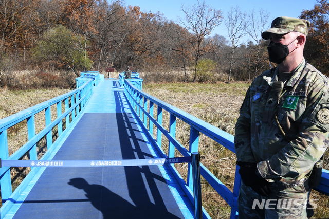 [파주=뉴시스]사진공동취재단 = 4일 오전 경기도 파주시 판문점 도보다리 앞에서 유엔사 장병이 근무를 서고 있다. 2020.11.04. photo@newsis.com