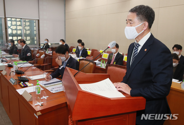 [서울=뉴시스] 김진아 기자 = 박능후 보건복지부 장관이 4일 오후 서울 여의도 국회에서 열린 보건복지위원회 전체회의에 참석해 2021년도 예산안 제안설명을 하고 있다. (공동취재사진) 2020.11.04.  photo@newsis.com