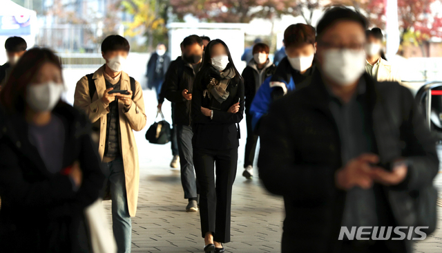 [서울=뉴시스]이윤청 기자 = 전국 대부분 지역의 아침 기온이 5도 이하로 떨어지며 출근길 추위가 이어진 지난 5일 서울 용산구 서울역에서 시민들이 출근길 발걸음을 재촉하고 있다. 2020.11.05. radiohead@newsis.com