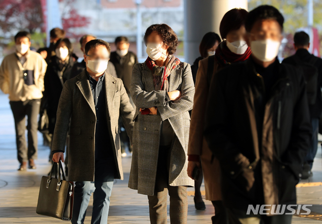 [서울=뉴시스]이윤청 기자 = 전국 대부분 지역의 아침 기온이 5도 이하로 떨어지며 출근길 추위가 이어지고 있는 5일 서울 용산구 서울역에서 시민들이 출근길 발걸음을 재촉하고 있다. 2020.11.05.  radiohead@newsis.com