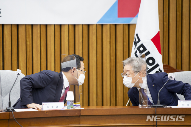 [수원=뉴시스] 6일 오후 국회 본관 245호에서 이재명 경기도지사, 주호영 국민의힘 원내대표, 이종배 국민의힘 정책위원회 의장, 추경호 국민의힘 정책위원회 부의장, 최춘식 국민의힘 경기도당 위원장, 정찬민 국민의힘 예결위 위원, 송석준 국민의힘 정책위원회 부의장, 유의동, 김성원, 김은혜 국민의힘 의원들이 참여한 가운데 경기도-국민의힘 예산정책협의회가 열렸다. (사진=경기도 제공) 