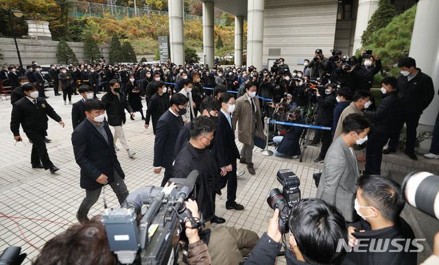 [서울=뉴시스]이윤청 기자 = '드루킹 댓글조작'에 공모한 혐의를 받는 김경수 경남도지사가 항소심 선고 공판에 출석하기 위해 6일 서울 서초구 서울고등법원으로 향하고 있다. 2020.11.06. radiohead@newsis.com