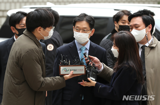 [서울=뉴시스]이윤청 기자 = '드루킹 댓글조작'에 공모한 혐의를 받는 김경수 경남도지사가 항소심 선고 공판에 출석하기 위해 6일 서울 서초구 서울고등법원으로 향하며 취재진 질문에 답하고 있다. 2020.11.06. radiohead@newsis.com