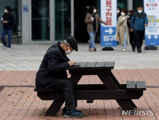 경남, 김해노인센터 관련 8명 등 17명 추가 확진(종합2보)