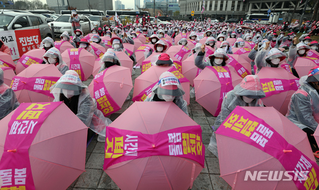 [세종=뉴시스]강종민 기자 = 초등학교 돌봄교실의 돌봄전담사들이 6일 오후 정부세종청사 교육부 앞에서 전국파업투쟁대회를 열고 8시간 전일제 돌봄교실 쟁취와 돌봄민영화 반대 등을 외치고 있다. 2020.11.06.  ppkjm@newsis.com