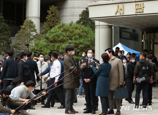 [서울=뉴시스]이윤청 기자 = '드루킹 댓글조작'에 공모한 혐의를 받는 김경수 경남도지사가 6일 서울 서초구 서울고등법원에서 열린 항소심 선고 공판을 마치고 나서며 취재진의 질문에 답하고 있다. 김경수 지사는 항소심에서 징역 2년을 선고받았으나 보석이 취소되지 않아 구속은 되지 않았다. 2020.11.06. radiohead@newsis.com