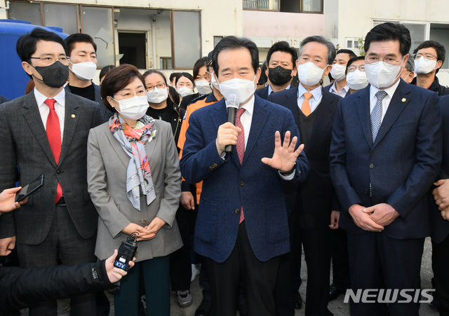 [서울=뉴시스]김명원 기자 = 정세균 국무총리가 7일 경북 포항시 지진피해 지역인 대성아파트를 방문해 현장을 둘러보고 있다. (사진=총리실 제공) 2020.11.07. photo@newsis.com