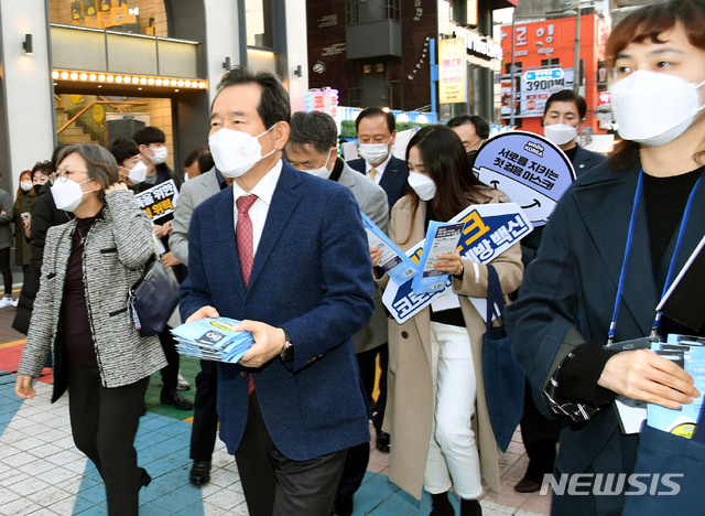 [서울=뉴시스]김명원 기자 = 정세균 국무총리가 7일 서울 마포구 홍대 주차장 거리에서 생활 방역 사회적 거리두기와 마스크 착용 캠페인을 하고 있다. (사진=총리실 제공) 2020.11.07.  photo@newsis.com