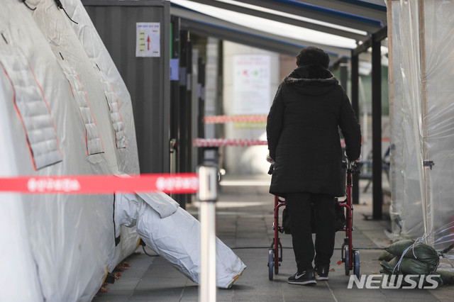 [서울=뉴시스] 박민석 기자 = 신종 코로나바이러스 감염증(코로나19) 국내 신규 확진 환자가 143명으로 집계된 8일 오전 서울 용산구 용산구보건소 코로나19 선별진료소에서 한 시민이 검사를 받기 위해 이동하고 있다. 2020.11.08.  mspark@newsis.com