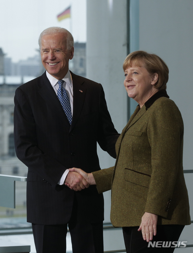 [AP/뉴시스] 오바마 재선 취임 직후인 2013년 2월1일 바이든 부통령이 독일을 방문해 메르켈 총리와 악수하고 있다 