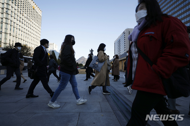 [서울=뉴시스] 고승민 기자 = 전국 일부 지역이 영하 3도까지 내려가는 등 대부분 추운 날씨가 이어진 지난 10일 서울 광화문 사거리에서 겨울옷을 입은 시민들이 출근하고 있다. 2020.11.10. kkssmm99@newsis.com