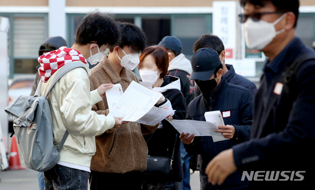 [서울=뉴시스]김병문 기자 = 신종 코로나바이러스 감염증(코로나19) 신규 확진자가 100명으로 집계되며 사흘째 세 자릿수를 보이는 10일 오전 서울 중구 국립중앙의료원에 마련된 선별진료소를 찾은 시민들이 진료 영수증을 확인하고 있다. 2020.11.10.  dadazon@newsis.com