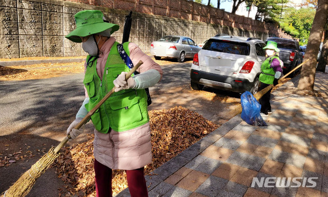 [광주=뉴시스] 변재훈 기자 = 노인일자리 참여자들이 이면도로·산책로 환경정비사업을 추진하고 있다고 10일 밝혔다. (사진=광주 서구 제공) 2020.11.10. photo@newsis.com