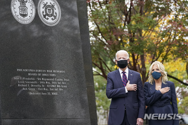 [필라델피아=AP/뉴시스]조 바이든 차기 미국 대통령 당선인과 부인 질 여사가 11일(현지시간) 재향군인의 날을 맞아 필라델피아에 위치한 한국전쟁 참전 기념비를 찾았다. 2020.11.12.