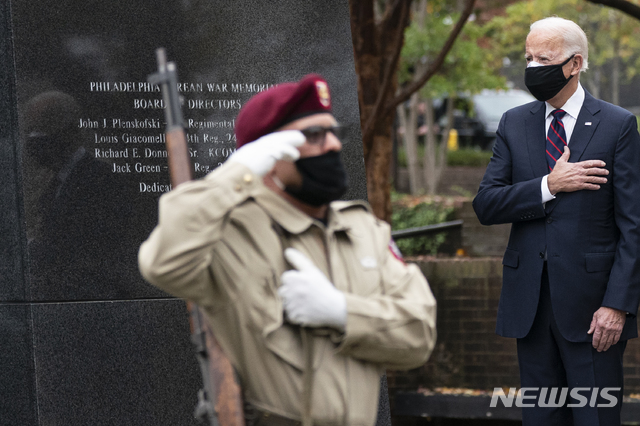  [필라델피아=AP/뉴시스]조 바이든 미 대통령 당선인이 부인 질 여사와 함께 11일(현지시간) 재향군인의 날을 맞아 미 펜실베이니아주 필라델피아에 있는 한국전쟁 참전 기념비를 찾아 참배하고 있다. 바이든 당선인은 앞서 재향군인의 날 기념 성명을 내고 "우리나라를 위해 싸운 모든 이가 영웅이며 우리는 그들에게 갚을 수 없는 빚을 지고 있다"라고 참전용사들에게 감사와 존경을 표했다. 2020.11.12. 