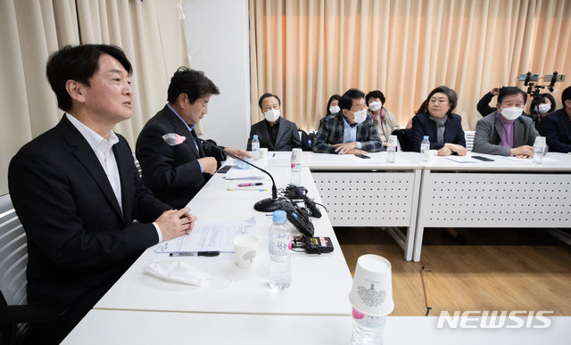 [서울=뉴시스] 국회사진기자단 = 안철수 국민의당 대표가 12일 오후 서울 마포구 마포현대빌딩에서 열린 제12차 '더 좋은 세상으로(마포포럼)' 정례세미나에서 강연을 하고 있다. 2020.11.12.  photo@newsis.com 