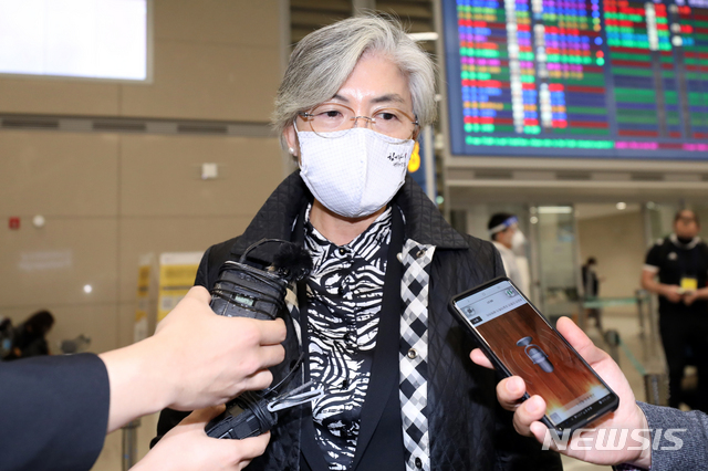 [인천공항=뉴시스] 이윤청 기자 = 강경화 외교부 장관이 한미외교장관 회담 등 나흘간의 방미 일정을 마치고 12일 인천국제공항을 통해 귀국, 취재진의 질문에 답하고 있다. 2020.11.12.  radiohead@newsis.com