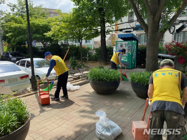 [서울=뉴시스] 서울 동작구 올해 상반기 공공근로사업 참여자들의 모습. (사진=동작구 제공) 2020.11.13. photo@newsis.com