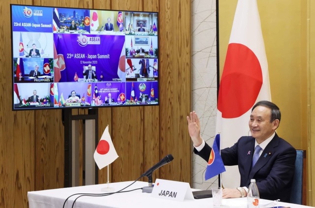 [서울=뉴시스]스가 요시히데 일본 총리가 지난 12일 화상회의 형식으로 열린 아세안·일본 정상회의에 참석해 손을 흔들며 인사하고 있다. 사진은 일본 총리 관저 공식 트위터 계정(@kantei) 갈무리. 2020.11.13.