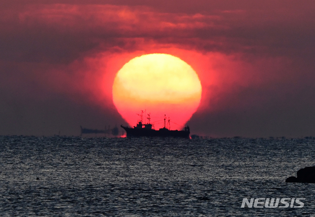 새해 첫 일출 7시26분 독도서 먼저 뜬다…서울은 7시47분