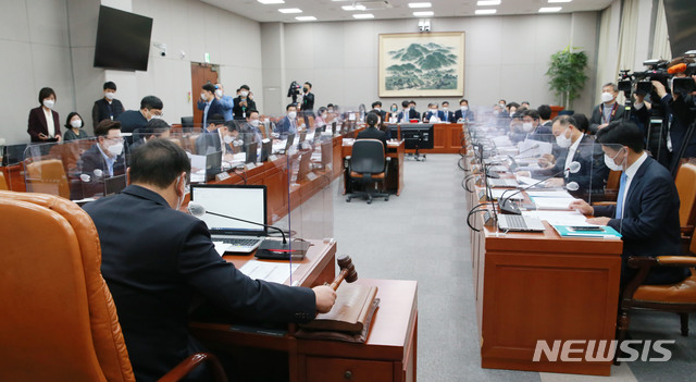 [서울=뉴시스] 김진아 기자 = 김태년 위원장이 13일 오전 서울 여의도 국회에서 열린 국회운영위원회 전체회의에서 의사봉을 두드리고 있다. (공동취재사진) 2020.11.13. photo@newsis.com