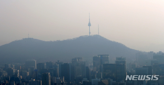 [서울=뉴시스] 이영환 기자 = 초미세먼지가 나쁨 상태를 보이고 있는 13일 오후 서울 종로구 북악산 일대에서 바라본 도심이 뿌옇다.2020.11.13. 20hwan@newsis.com