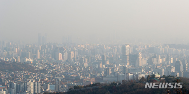 [서울=뉴시스] 이영환 기자 = 초미세먼지가 나쁨 상태를 보이고 있는 지난 13일 오후 서울 종로구 북악산 일대에서 바라본 도심이 뿌옇다.2020.11.13.  20hwan@newsis.com