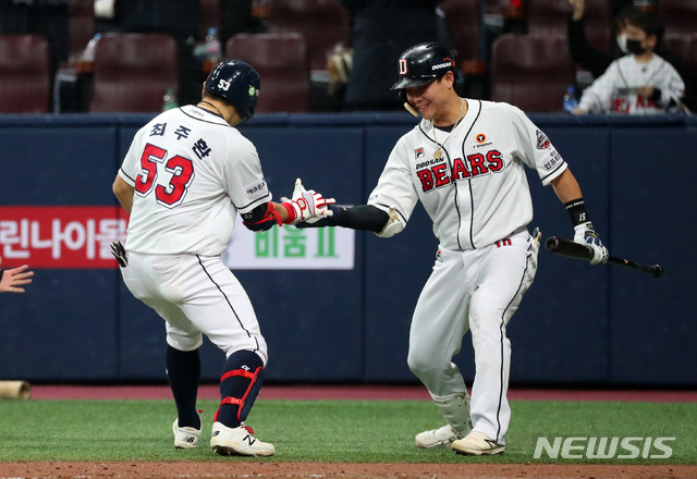 [서울=뉴시스]배훈식 기자 = 13일 오후 서울 구로구 고척스카이돔에서 열린 '2020 신한은행 SOL KBO 포스트시즌‘ 플레이오프 4차전 두산 베어스와 KT 위즈의 경기, 4회말 2사 2루 상황에서 선제 투런 홈런을 터뜨린 두산 최주환이 박세혁과 하이파이브를 하고 있다. 2020.11.13.  dahora83@newsis.com