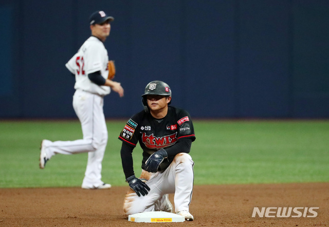 [서울=뉴시스]배훈식 기자 = 13일 오후 서울 구로구 고척스카이돔에서 열린 '2020 신한은행 SOL KBO 포스트시즌‘ 플레이오프 4차전 두산 베어스와 KT 위즈의 경기, 6회초 2사 1루 상황에서 1루주자 KT 조용호가 도루에 실패한 뒤 허탈한 표정을 하고 있다. 2020.11.13.  dahora83@newsis.com