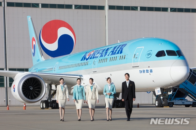 [서울=뉴시스] 대한항공 승무원들이 항공기에서 내려 걸어오고 있다. (사진=대한항공 제공) 2020.11.15. photo@newsis.com