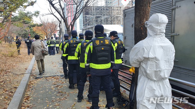 [서울=뉴시스] 정윤아기자=지난 14일 서울 영등포구 여의도공원 앞에서 열린 전국노동자대회·전국민중대회에 대응하기 위해 대기 중인 경찰 관계자들 모습. 2020.11.14