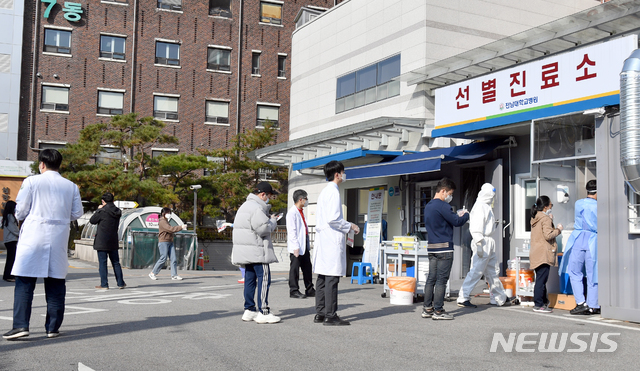 [광주=뉴시스] 류형근 기자 = 14일 오후 광주 동구 전남대학교병원 응급실 입구에 설치돼 있는 선별진료소에서 의사들이 신종 코로나바이러스 감염증(코로나19) 검사를 받고 있다. 전남대병원에서는 의사 등 3명이 코로나19 확진 판정을 받았다. 2020.11.14.  hgryu77@newsis.com