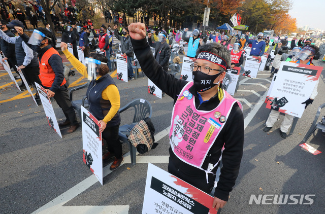 [서울=뉴시스]배훈식 기자 = 전국민주노동조합총연맹 조합원들이 14일 오후 서울 영등포구 여의대로에서 전태일 50주기 열사정신계승 전국노동자대회를 열고 전태일 3법 쟁취 결의를 다지고 있다. 2020.11.14.  dahora83@newsis.com