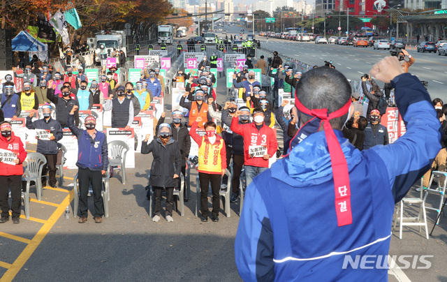 [서울=뉴시스]배훈식 기자 = 전국민주노동조합총연맹 조합원들이 14일 오후 서울 영등포구 여의대로에서 전태일 50주기 열사정신계승 전국노동자대회를 열고 전태일 3법 쟁취 결의를 다지고 있다. 2020.11.14.  dahora83@newsis.com