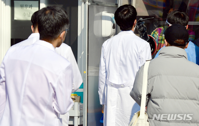 [광주=뉴시스] 류형근 기자 = 14일 오후 광주 동구 전남대학교병원 응급실 입구에서 의사들이 신종 코로나바이러스 감염증(코로나19) 검사를 받고 있다. 전남대병원에서는 의사 등 3명이 코로나19 확진 판정을 받았다. 2020.11.14. hgryu77@newsis.com