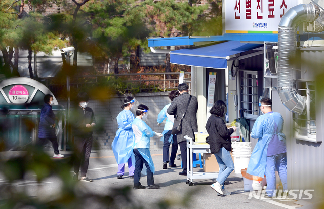 [광주=뉴시스] 류형근 기자 = 14일 오후 광주 동구 전남대학교병원 응급실 입구에서 신종 코로나바이러스 감염증(코로나19) 전수검사가 실시되기 앞서 의료진이 준비를 하고 있다. 전남대병원에서는 의사 등 4명이 코로나19 확진 판정을 받았다. 2020.11.14. hgryu77@newsis.com