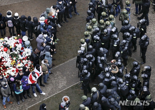 [민스크=AP/뉴시스]지난 해 11월15일 벨라루스 수도 민스크에서 시위 중 경찰에 체포돼 구타 끝에 숨진 라만 반다레카를 추모하는 시위대가 경찰과 대치하고 있다. 벨라루스의 한 인권단체는 이날 시위 중 900명이 넘는 시위 참가자가 경찰에 체포됐다고 밝혔다. 알렉산드르 루카셴코 대통령에 대한 퇴진 요구 시위는 지난 8월 초부터 매 주말 이어지고 있다. 2020.11.16.  