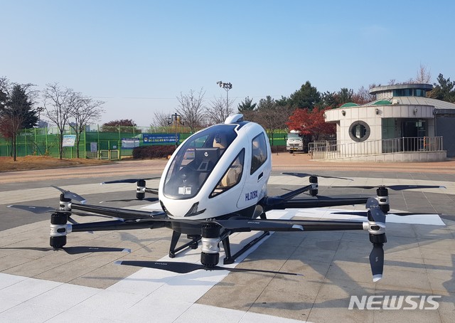 지난 16일 대구시 수성구 수성못 상화동산에서 이뤄진 '유인용 드론택시(에어택시)' 비행실증에 사용된 중국 이항사의 2인승급 드론. 동일한 기체가 오는 21일 제주에서 실증비행에 나선다.