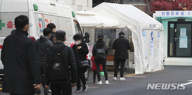 [서울=뉴시스]최진석 기자 = 신종 코로나바이러스 감염증(코로나19) 재확산이 우려되는 16일 서울 국립중앙의료원 선별진료소를 찾은 방문객들이 줄지어 진료를 대기하고 있다. 2020.11.16. myjs@newsis.com