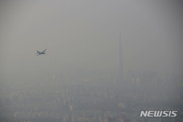 [광주(경기)=뉴시스] 박미소 기자 = 서울의 초미세먼지가 '나쁨' 수준을 보이는 지난달 16일 오후 경기 광주 남한산성에서 바라본 서울 시내가 뿌옇다. 2020.11.16. misocamera@newsis.com