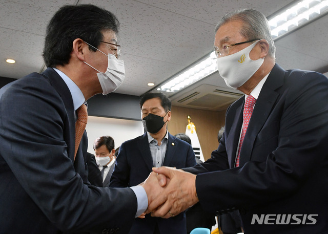 [서울=뉴시스] 최동준 기자 = 김종인 국민의힘 비대위원장이 16일 서울 여의도 국회 앞 태흥빌딩에 마련된 유승민 전 의원의 '희망 22' 사무실에서 '결국 경제다'를 주제로 열린 '주택문제, 사다리를 복원하다' 토론회에 참석해 기념촬영을 끝난 뒤 유 전 의원과 인사하고 있다. (공동취재사진) 2020.11.16. photo@newsis.com