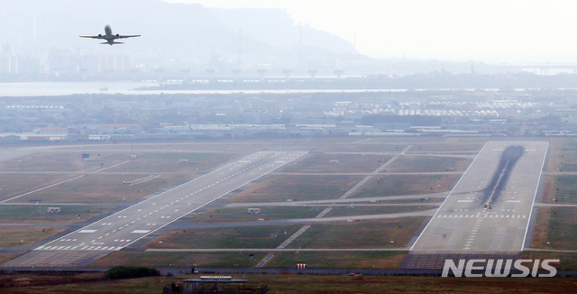 [부산=뉴시스] 부산 김해국제공항 활주로에서 이륙하는 항공기의 모습. (뉴시스DB)