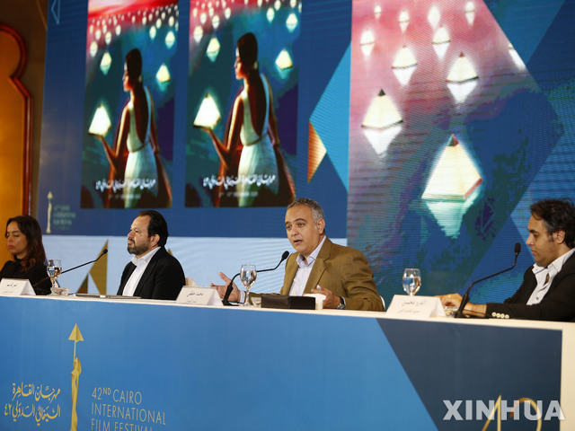[카이로= 신화/뉴시스] 지난 11월 16일  이집트 카이로에서 열린 제 42회 카이로국제영화제 개최 기자회견에서 모하메드 헤프지( 오른쪽 두번째) 위원장이 이 영화제 개최사실과 84개 장편영화가 참가한 사실을 발표하고 있다.   